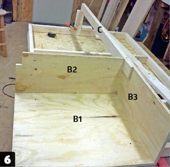 Dobbeltseng med oppbevaring: Legg avstiveren til rette Dobbeltseng med oppbevaring: Legg avstiveren til rette